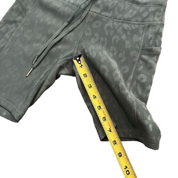 MOVE THEOLOGY Green Cheetah Print Drawstring Athletic Shorts Size S - Picture 7 of 7